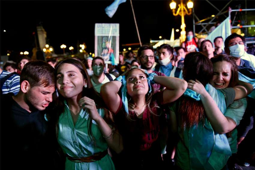 Argentina legalizes abortion during first 14 weeks of pregnancy
