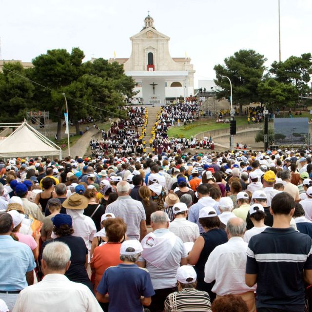 Marian statue connects Pope's native city of Buenos Aires with Sardinia 