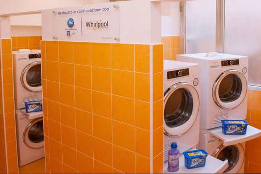 'Pope Francis laundry' service opens for homeless in Rome