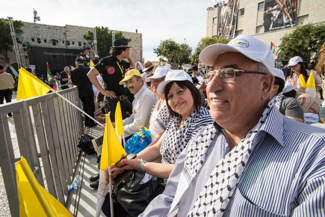 Crowds gather early in anticipation of Pope appearance