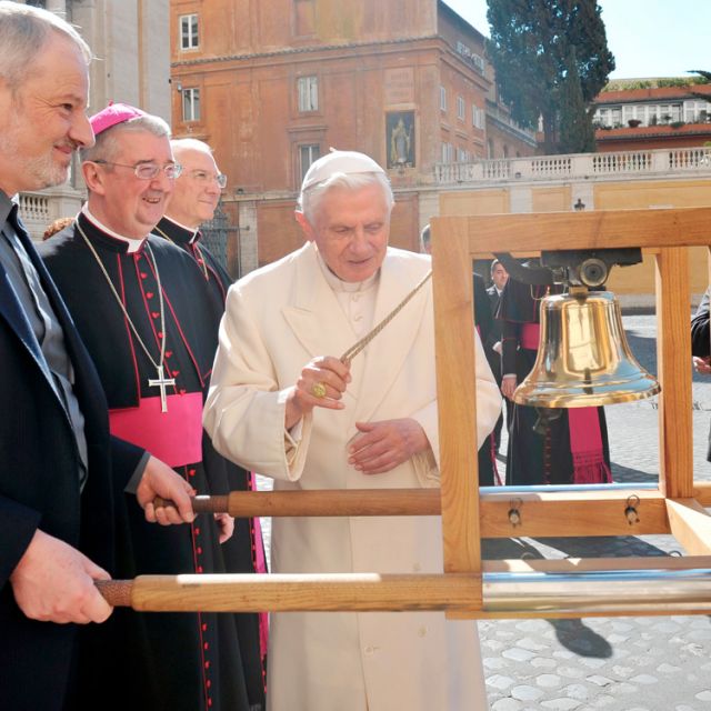 Pope rings bell symbolizing call to turn out for eucharistic congress 