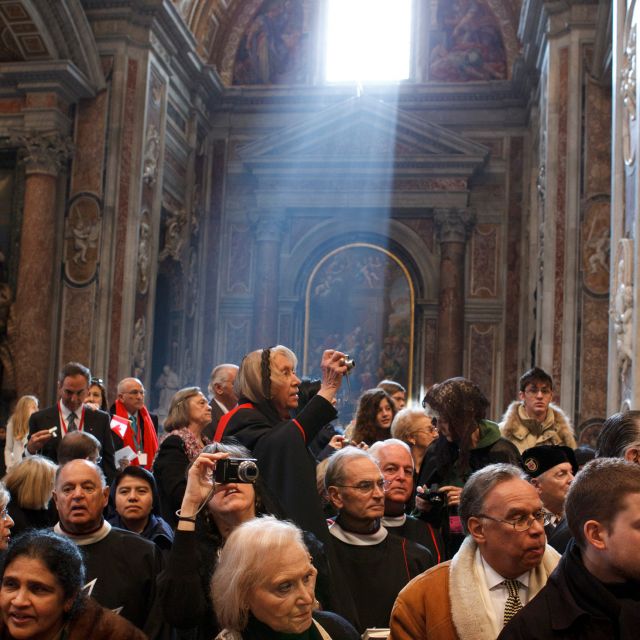 Cold feet, warm hugs: Pilgrims do what it takes to see new cardinals