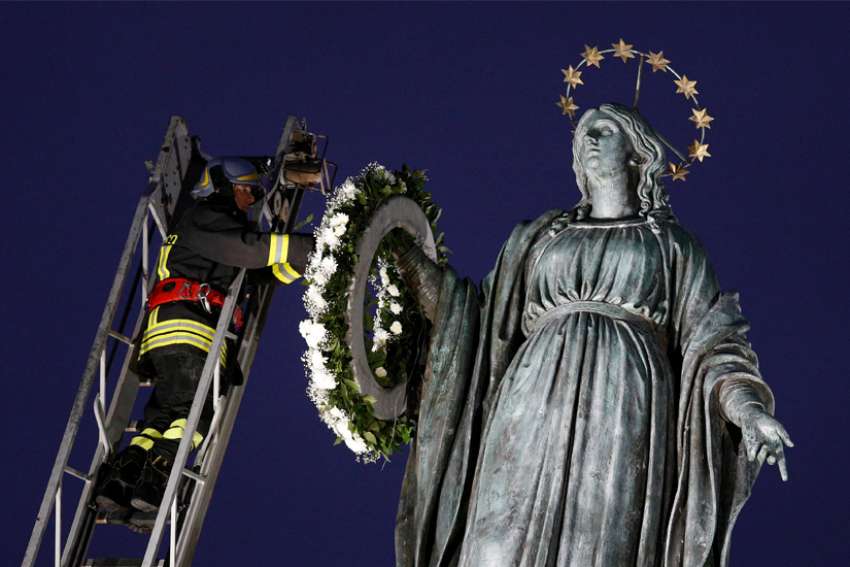 In early morning darkness, Pope Francis pays tribute to Immaculate Conception