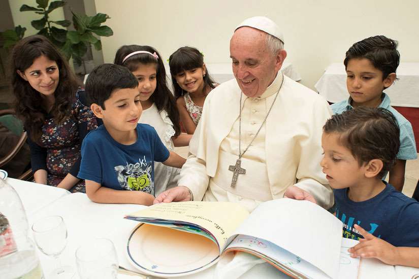 Pope invites Syrian refugees to lunch