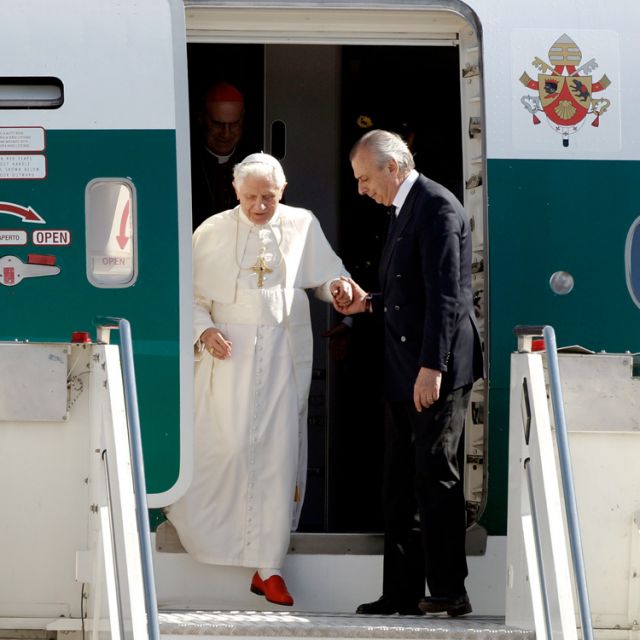 Pope criticizes US embargo, renews call for more freedom in Cuba 
