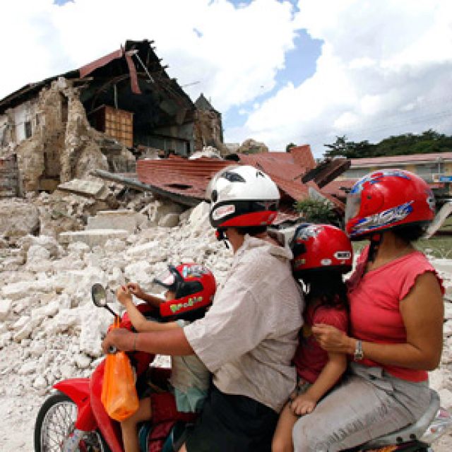 In Philippines, fear of aftershocks keeps people in the streets 