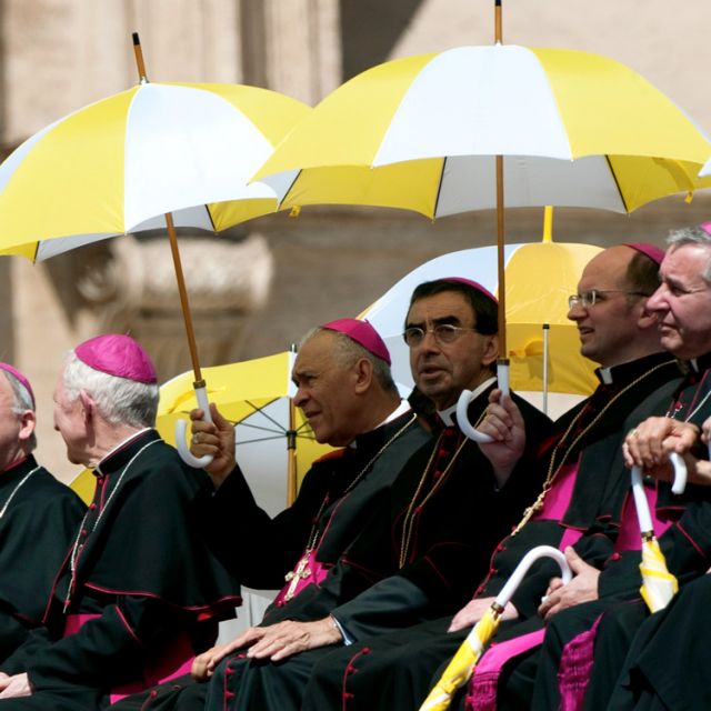 At audience, Pope says he feels supported by Catholics' prayers 