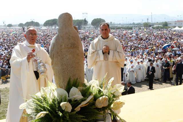 Pope condemns mafia, says members are excommunicated