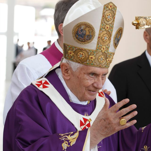 Cuban official says government wants dialogue with Pope 