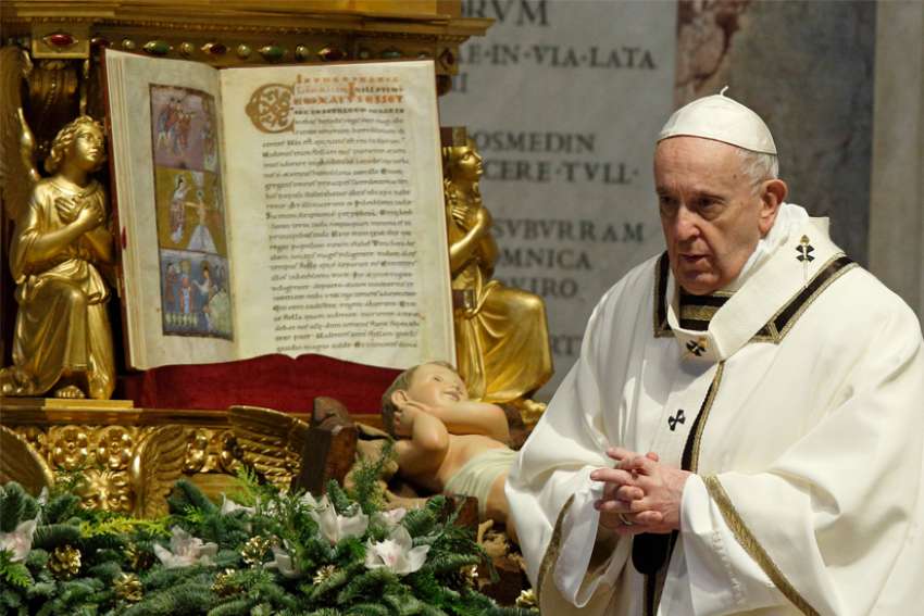 Like the Magi, look to the heavens for hope, Pope Francis says on Epiphany