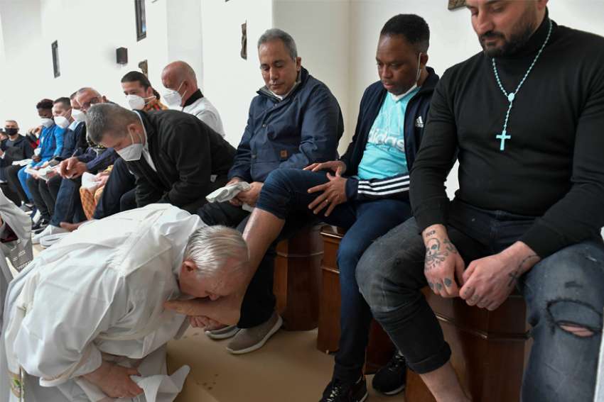 Before washing prisoners' feet, Pope Francis tells them God always forgives