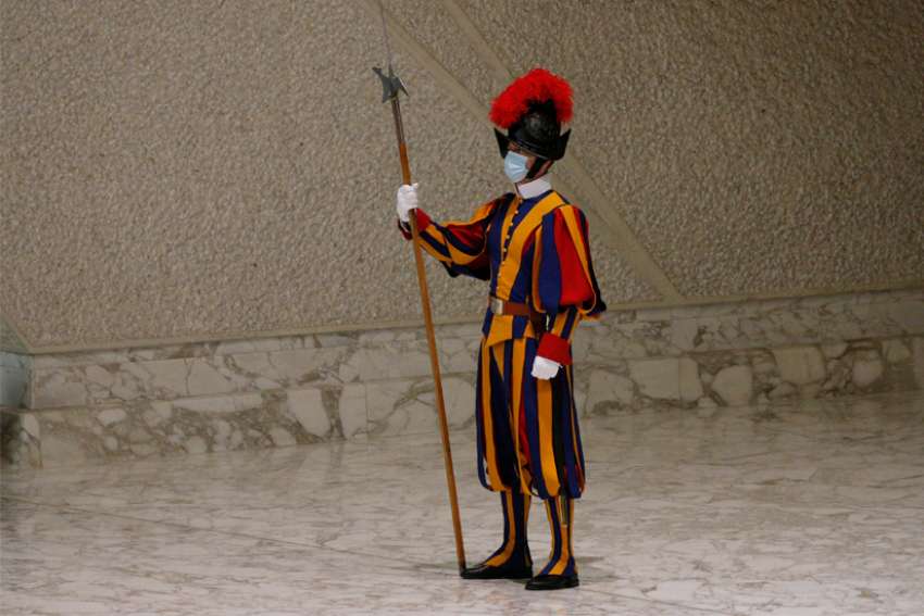 Three Swiss Guards quit over vaccine mandate