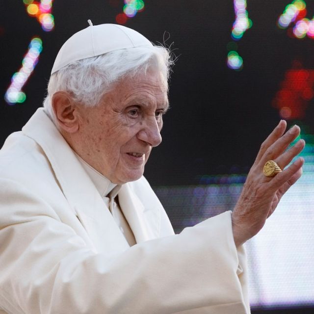 Pope delivers personal, emotional farewell address at audience 