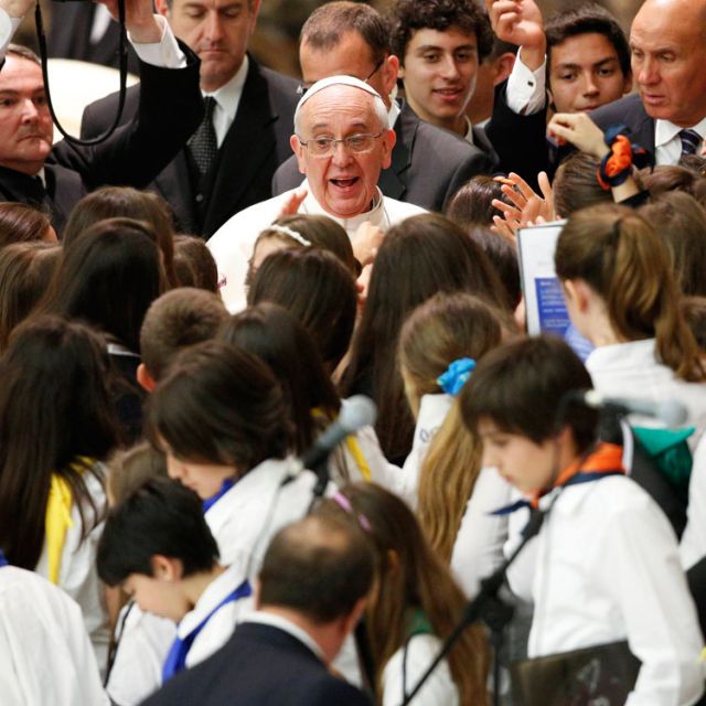 Pope cuts 'boring' speech to answer students' questions 