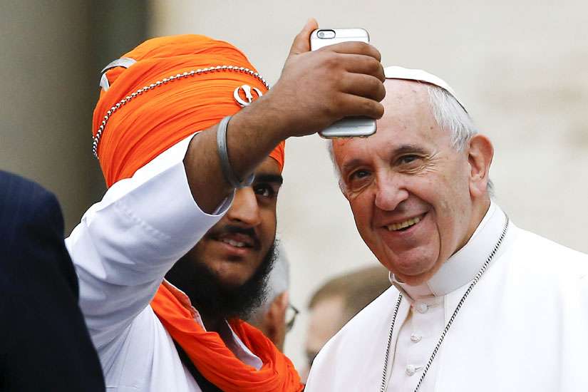 World expects believers to work together for peace, Pope says