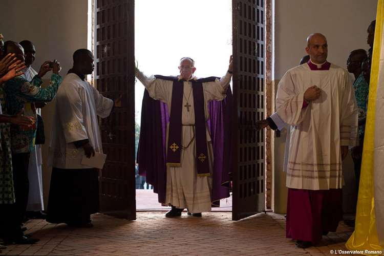 Pope opens Holy Door at Mass in Bangui cathedral