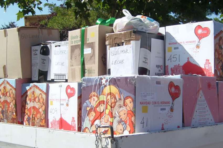 Boxes filled with Christmas meals link Chilean families in Christmas spirit