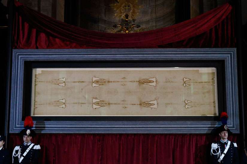 Pope helps homeless, poor in Rome make pilgrimage to Shroud of Turin