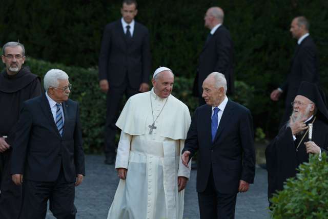 Only God can bring peace to Holy Land, Pope tells Peres, Abbas