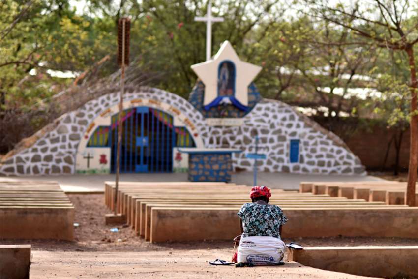 Hundreds of thousands forced to flee as attacks continue in Burkina Faso