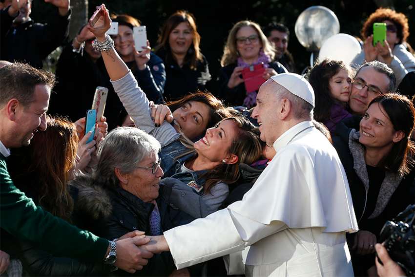 Editorials: Selfies blur reality
