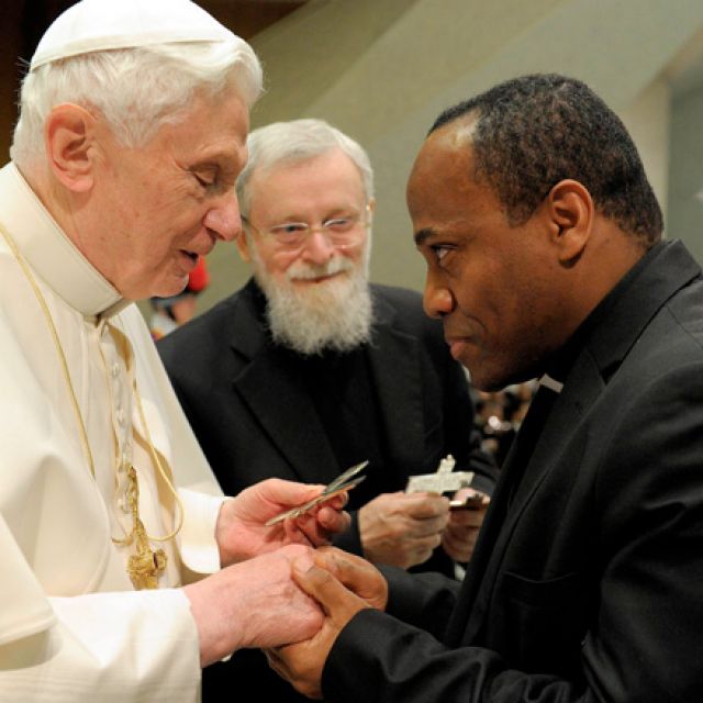 Pope says neocatechumenal celebrations must lead members to parish Mass 