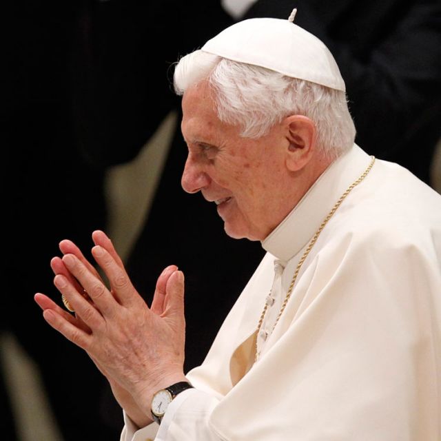 Pope Benedict thanks faithful, asks them to pray for next pope 