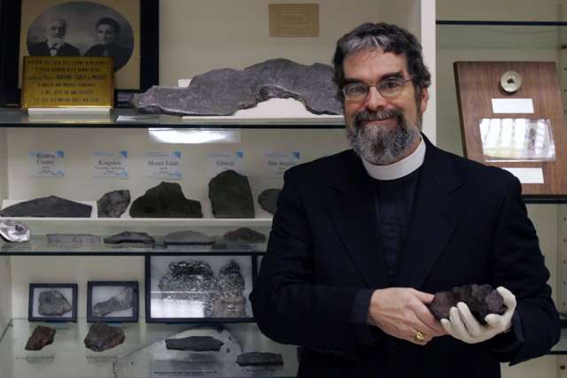 Papal astronomer wins recognition for excellence in communication