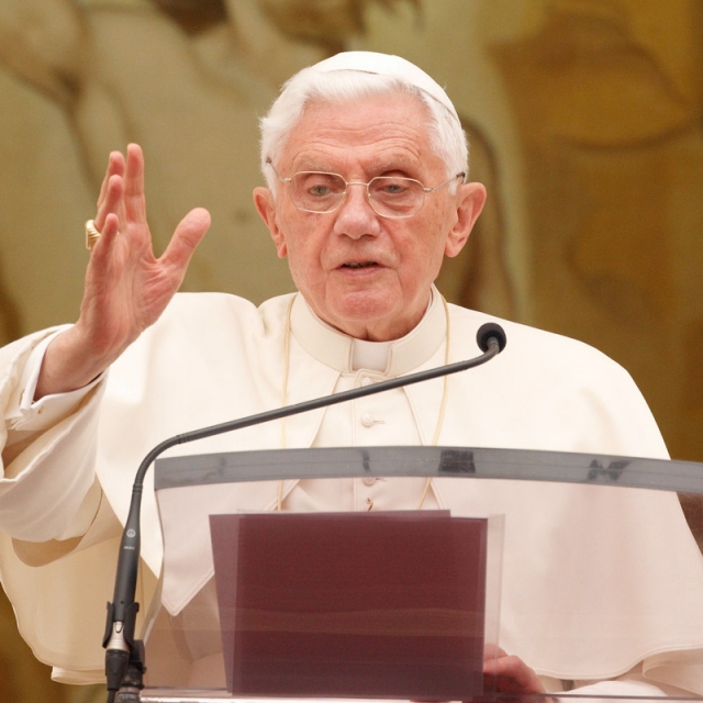 At Angelus, pope greets new US seminarians 