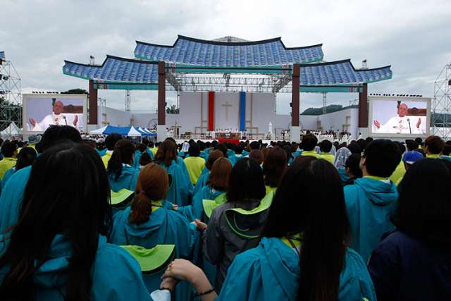 Pope Francis calls on Catholics to dialogue with China, other Asian societies