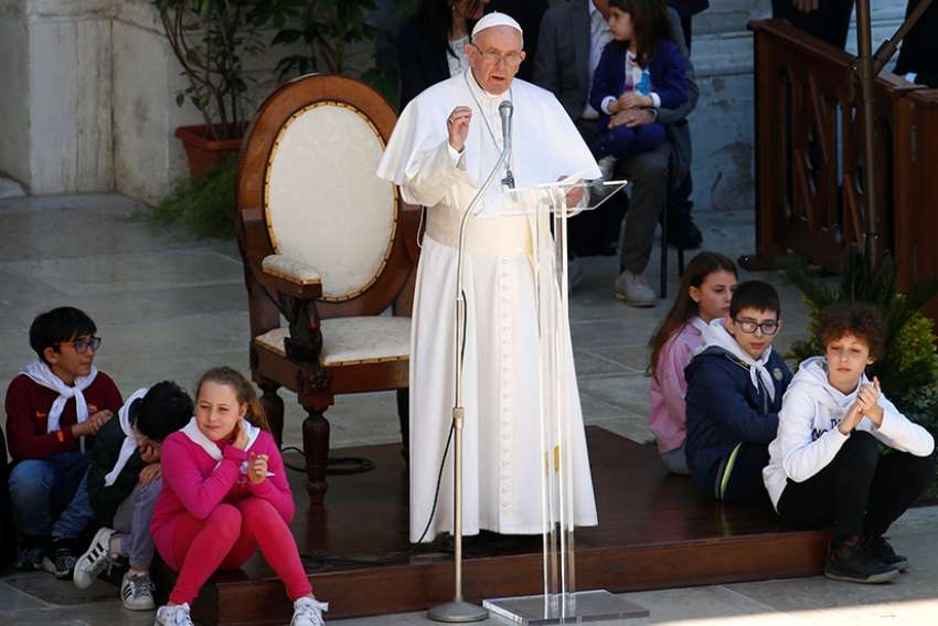 Mary inspires, assists those seeking their vocation, Pope says to discerning youth