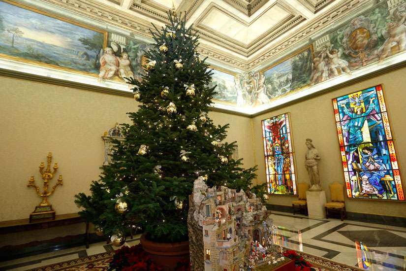Tree, creche inspire all, even nonbelievers, to love, share, says Pope