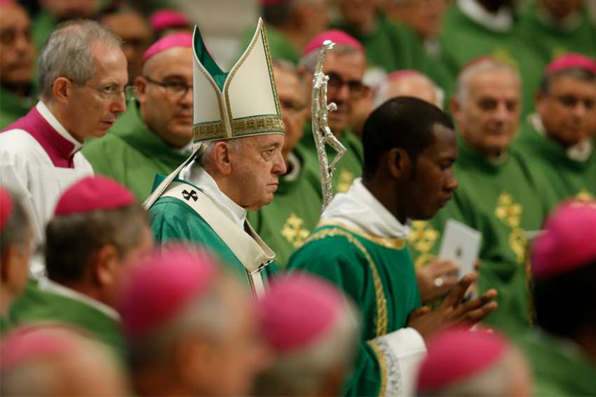 Status quo smothers God's love, Pope Francis says at synod Mass