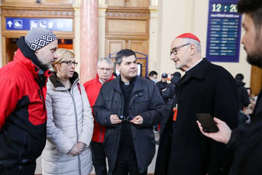 Cardinals arrive in Ukraine, Hungary on mission of hope