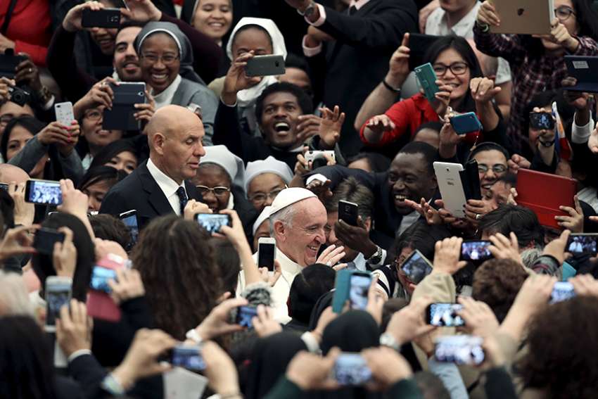 Mass is for the Eucharist, not pictures, Pope says