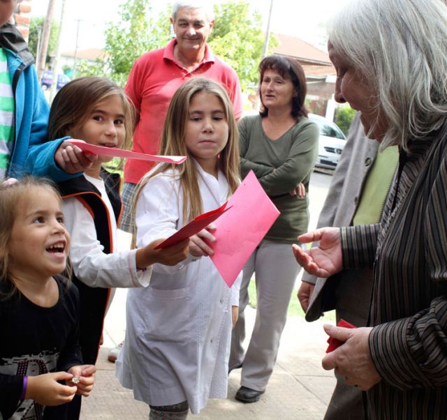 Despite close ties, pope skipped family barbecues to minister in slums 