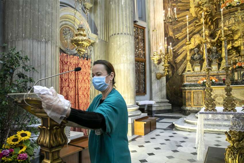Vatican distributes notes on cleaning, protecting church objects