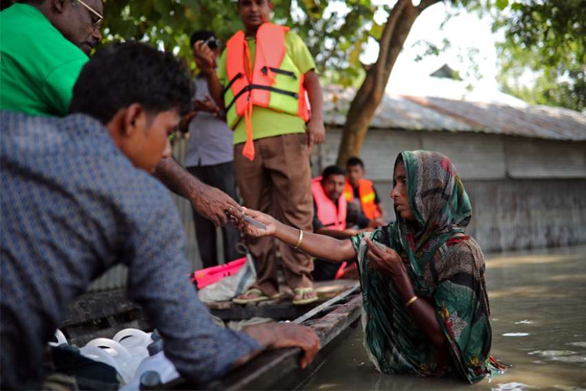 Victims of Bangladesh flood desperate as aid in shortage