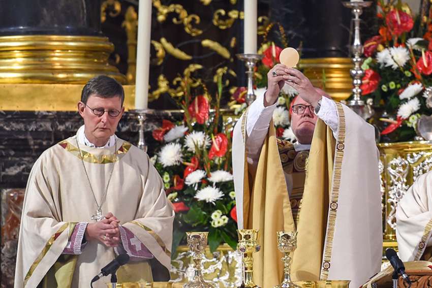 Bishops around the world adopt Communion guidelines for interchurch couples