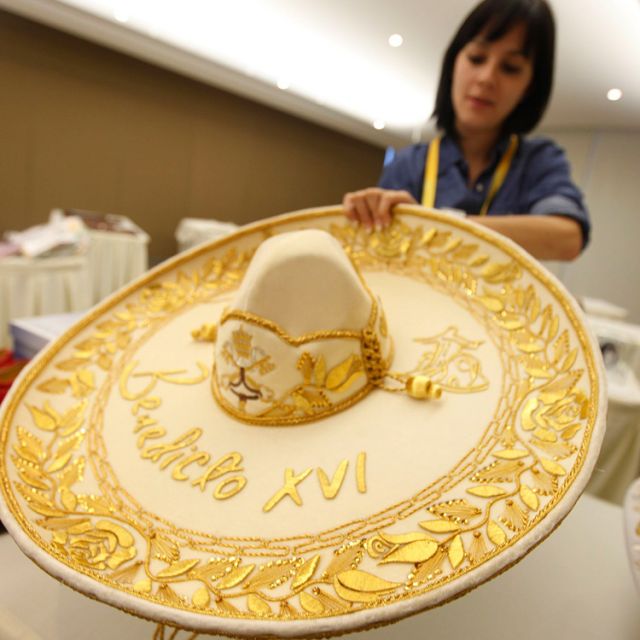 Giving sombreros to popes a tradition for family of Mexican milliners 