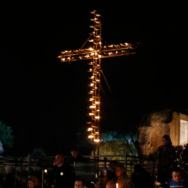At Rome's Colosseum, Pope says cross is God's response to evil 