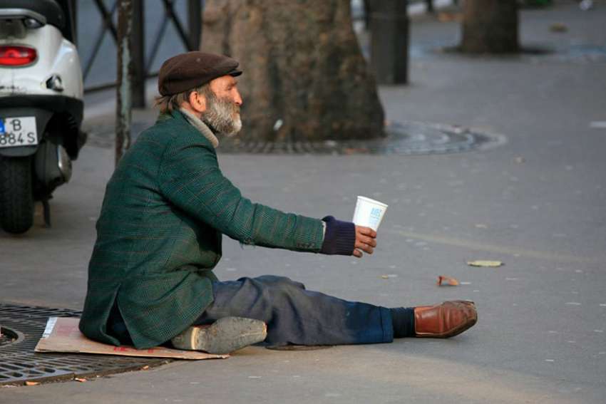 Don't worry how it's spent, always give to homeless, Pope says