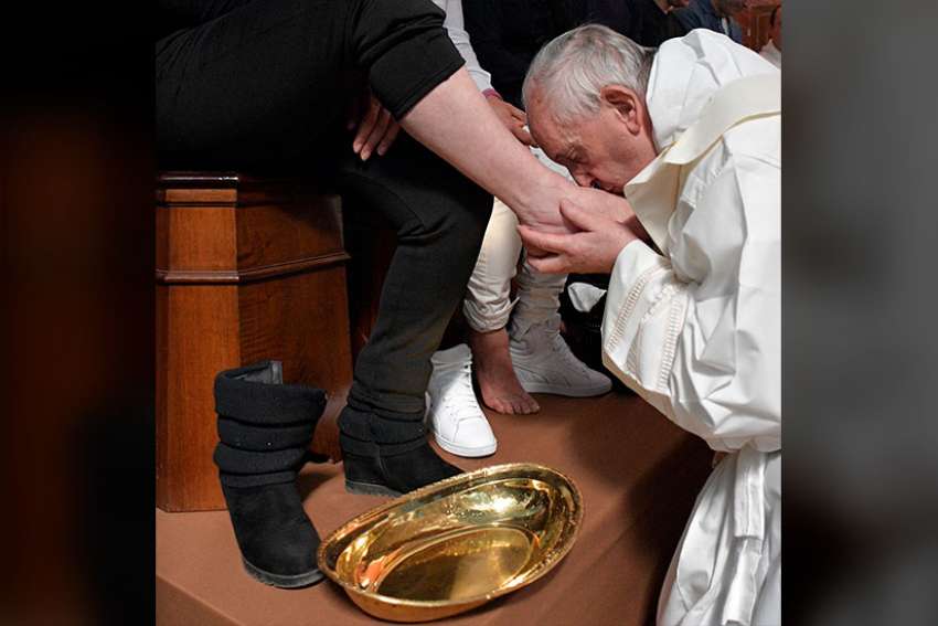 Pope washes feet of 12 prison inmates at Holy Thursday Mass