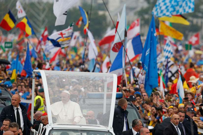 Youthful face of mercy can change the world, Pope tells young people