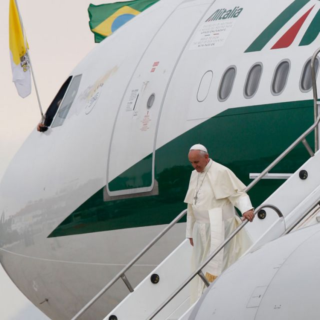 Crowds in Rio welcome Pope, who wanted to be 'close to the people' 