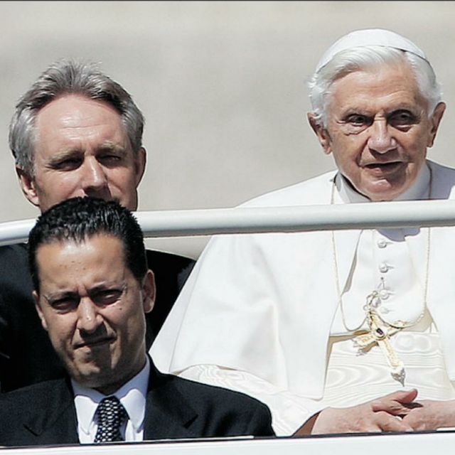 Pope's butler arrested in "VatiLeaks" probe  