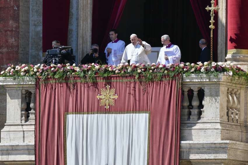 Pope Francis prays that Easter joy would break through gloom of sin, war, strife