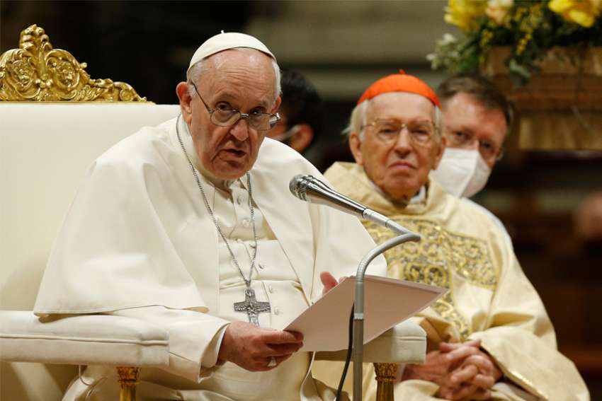 Risen Christ brings peace to broken world, Pope Francis says at Easter Vigil