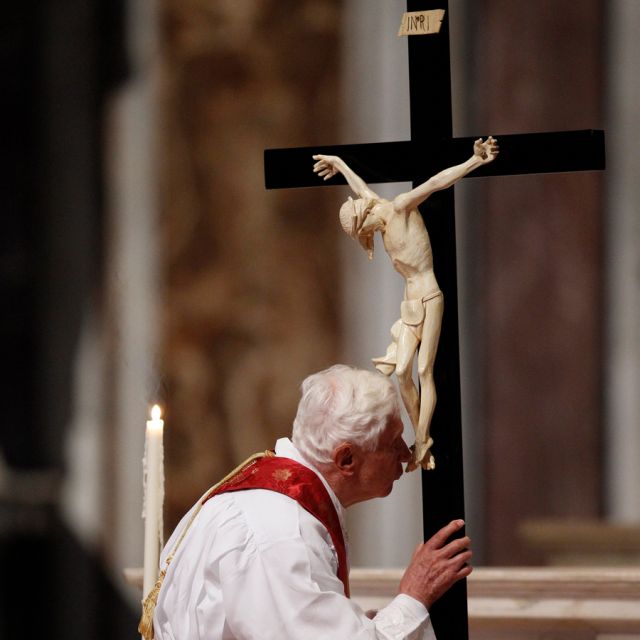 Adoring cross in stocking feet, Pope leads Good Friday celebrations 