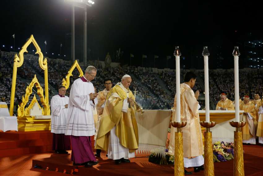 Missionaries not "producers of proselytes" but humble beggars, Pope Francis says